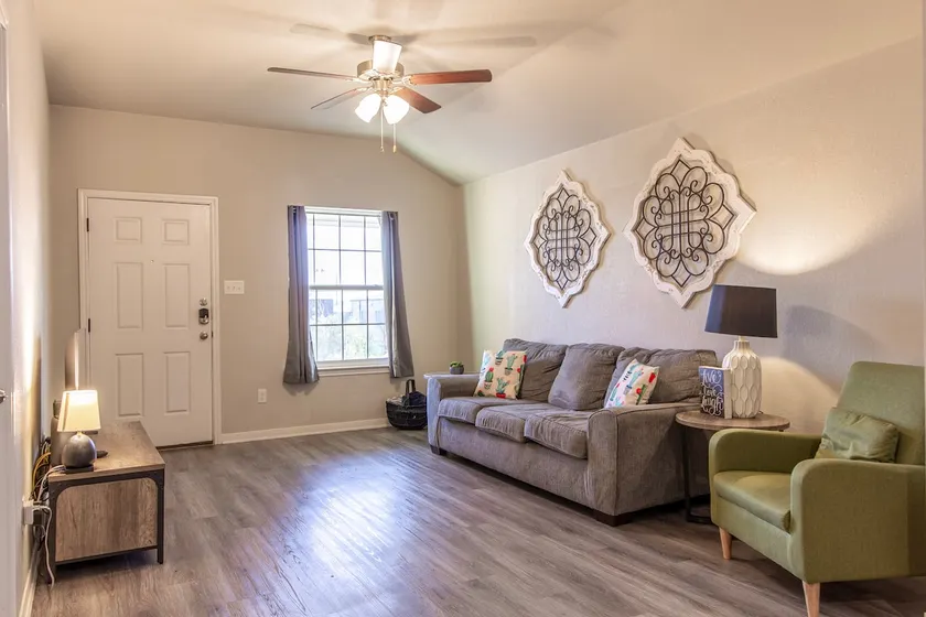 Cozy, Family-Friendly Home with fenced in yard - Image 1