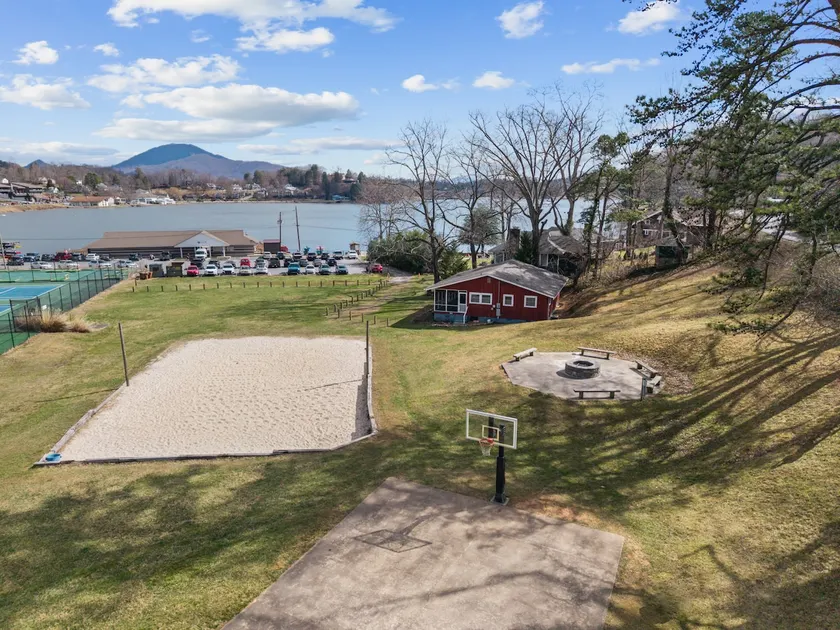 Walk to Shackford Hall • Sleeps 9 • Lake Porch - Image 1
