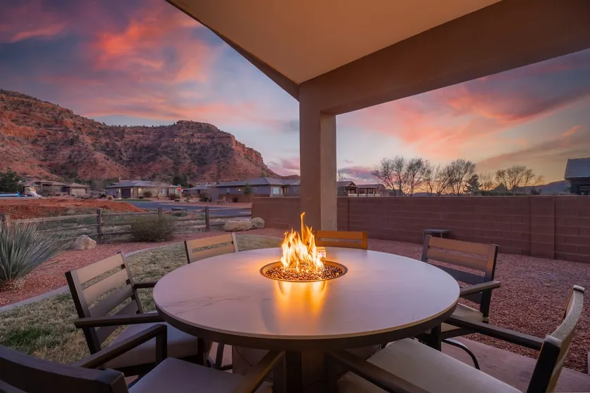 Red Cliff Retreat - Image 1