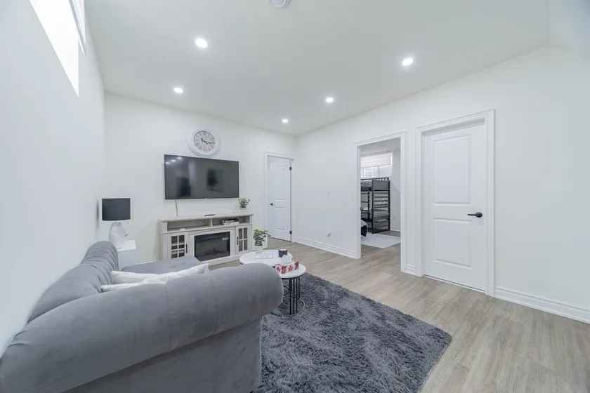 4 Beds | 5 min Masonville | 55TV |Laundry|Kitchen - Image 1