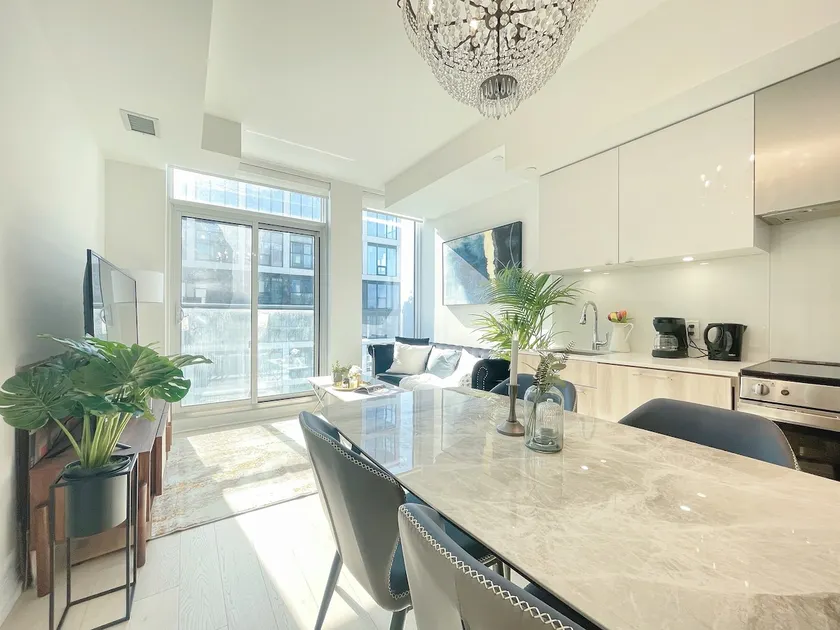 Deluxe Penthouse Suite & Towers Toronto Central - Image 1