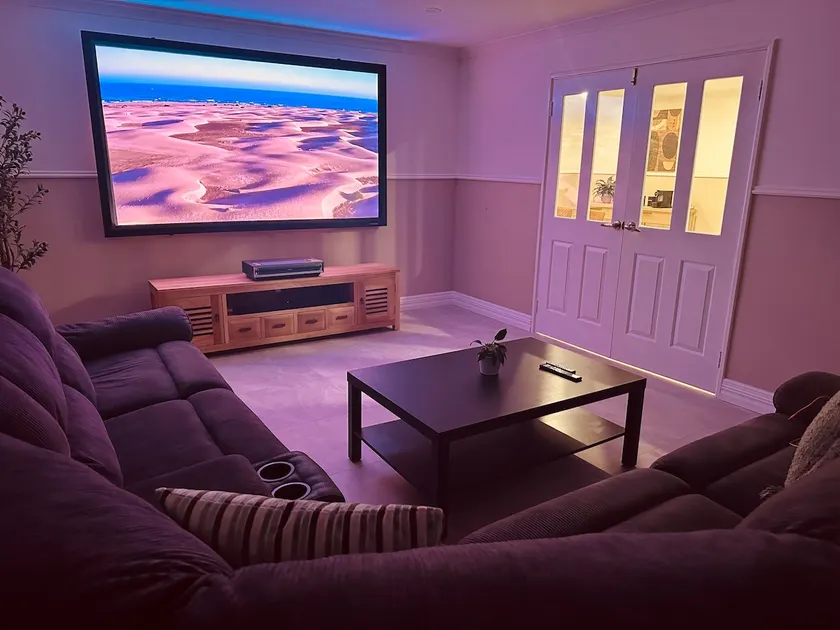 Parkside Modern Comfort Deluxe - Private and Cosy - Image 1