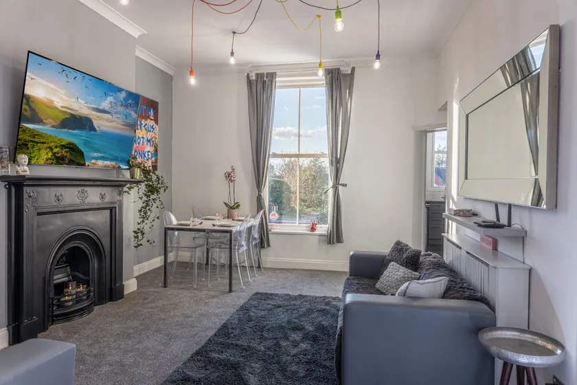 Bright High St Apartment In Heart Of Town Sleeps 6 - Image 1