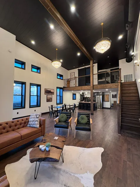 Luxurious Main Street Loft with Historic Charm - Image 1