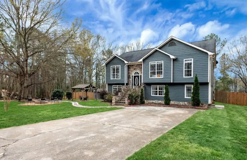 Chateau Elan Family Home Retreat Fast WiFi Sleeps 10 - Image 1