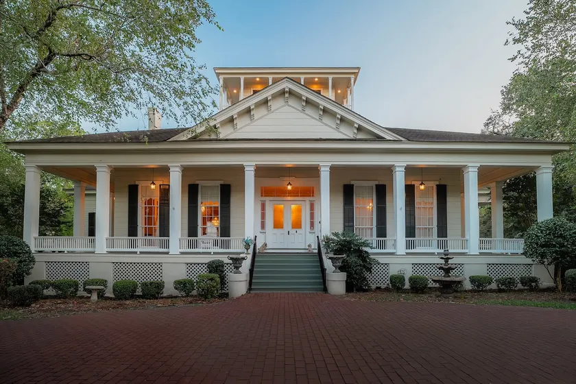 The Cato House-1858 Historic Charm - Image 1