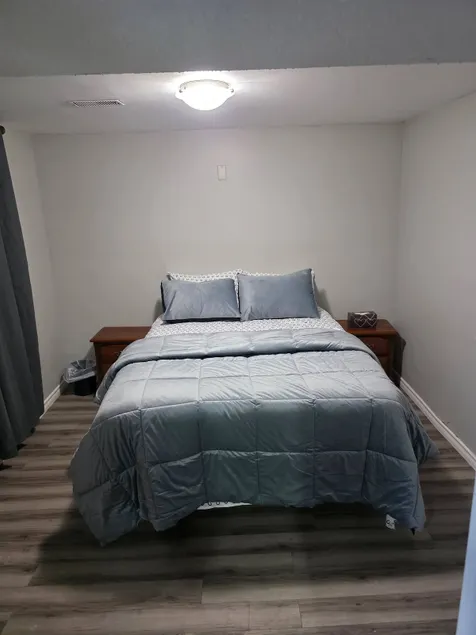 Bright Cozy 2-Bedroom Main Floor Suite - Image 1