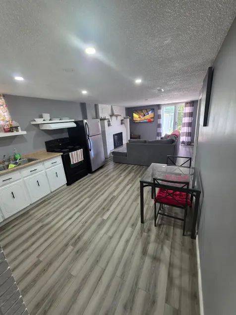 Bright Cozy 2-Bedroom Main Floor Suite - Image 1