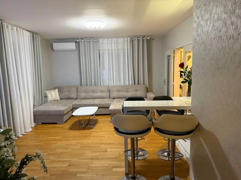 4-room house with private parking spaces - Image 1