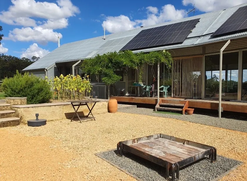 Rustic Off-Grid Farmhouse Escape - Pet Friendly - Image 1