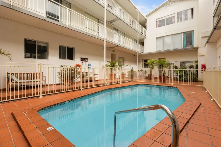 Cozy Open-Plan Studio With Pool Access Near Wharf - Image 1