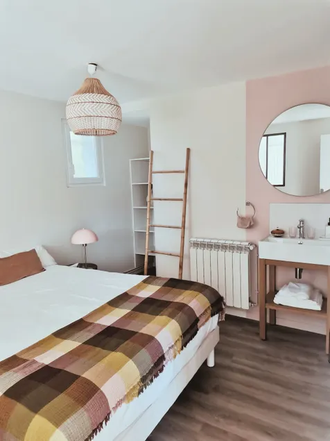 Charming, bright apartment • Forest & shops within walking distance - Image 1