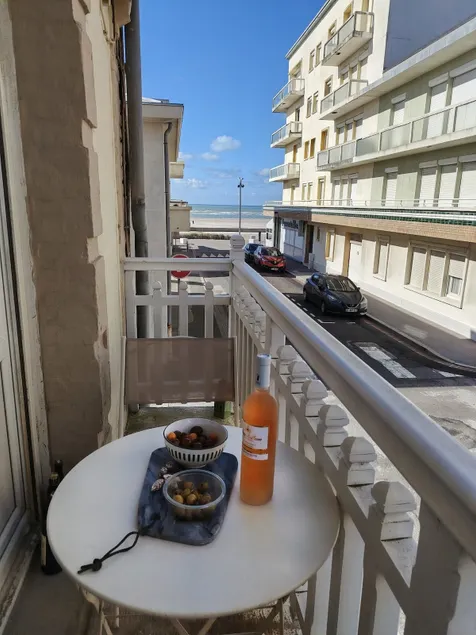 Sea view balcony ·Cosy ·Beach steps away ·4 guests - Image 1