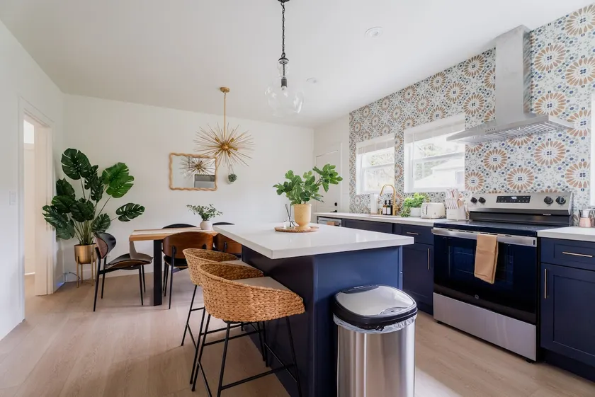 Sleeps 12 3 Kitchen Walk to Link Light Rail - Image 1