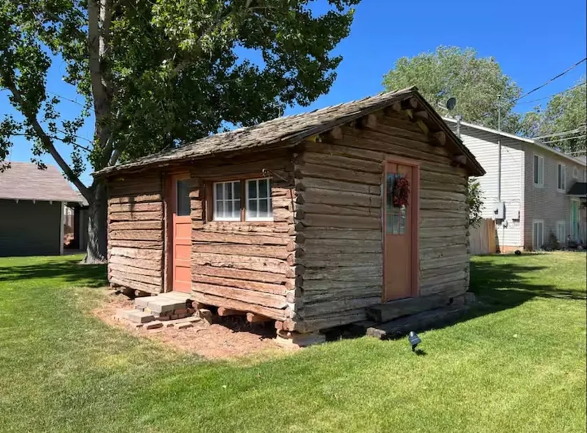 Rustic Log Cabin in the City - Image 1