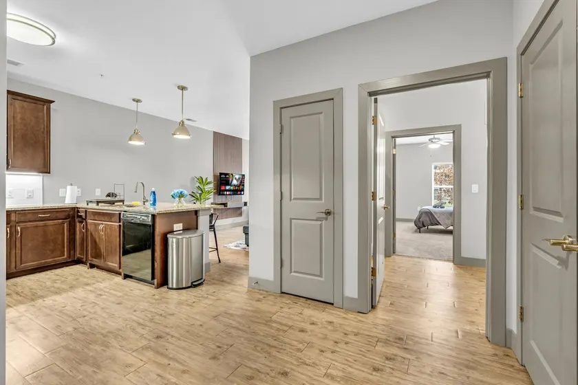 Work-Friendly Downtown 1BR | Pool + Fast WiFi - Image 1