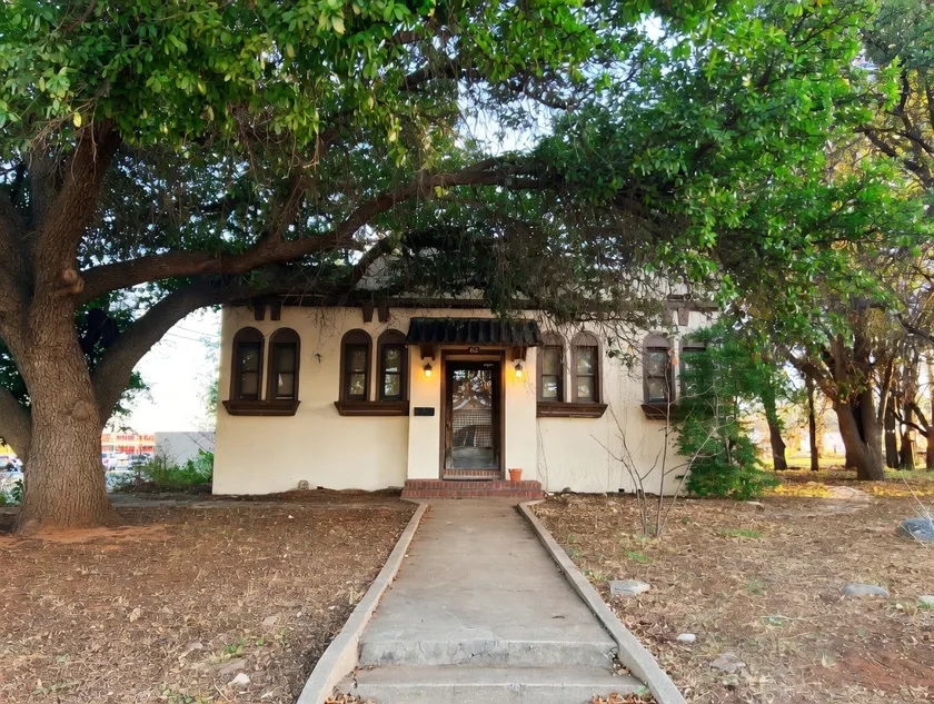 Park Place house w/ private park, central location - Image 1