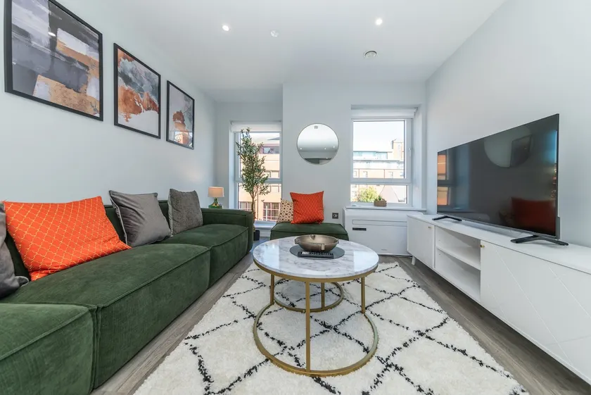 Brand New Flat with AC 5-Min Walk to Town Centre - Pass the Keys - Image 1