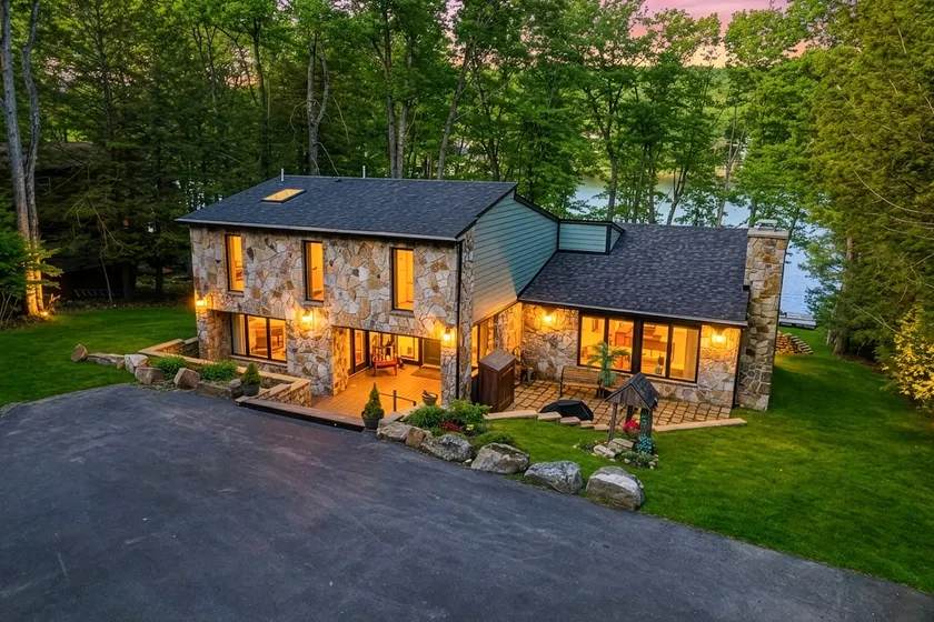 Lakefront! IndoorSauna! HotTub! Sleeps 14! Kayaks! - Image 1