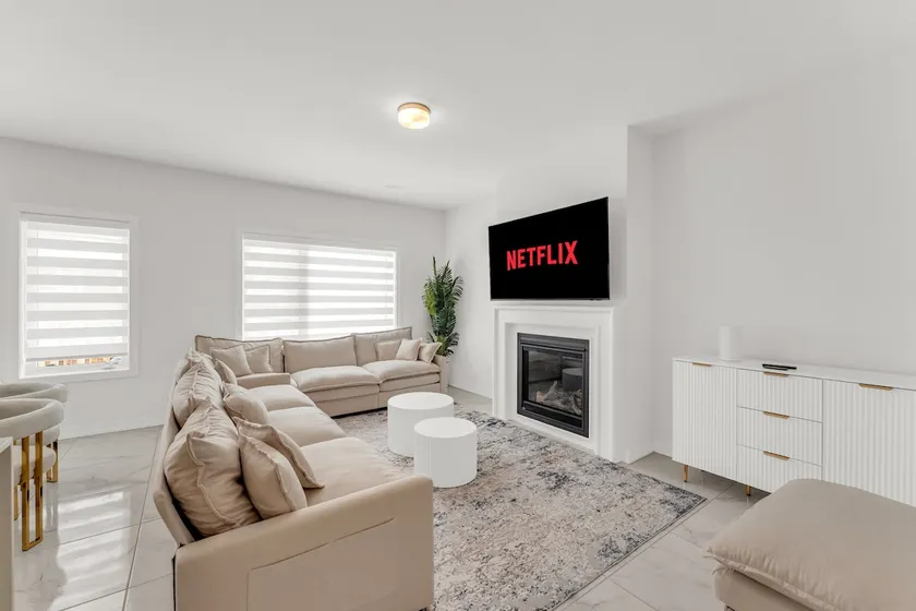 Luxury 5BR|14 Guests|Scarborough|3 Parking - Image 1