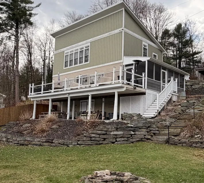 The Lakefront on Laurel - Image 1