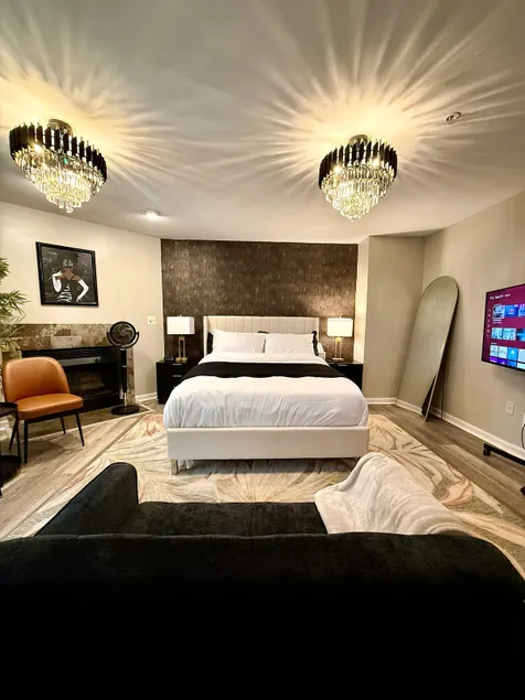 Stylish Modern Basement Suite w/ Private Entrance - Image 1