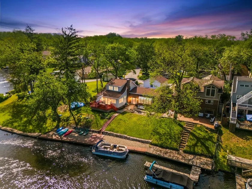 Portage Lakes Getaway - 5 BR Lakefront w/ kayaks - Image 1