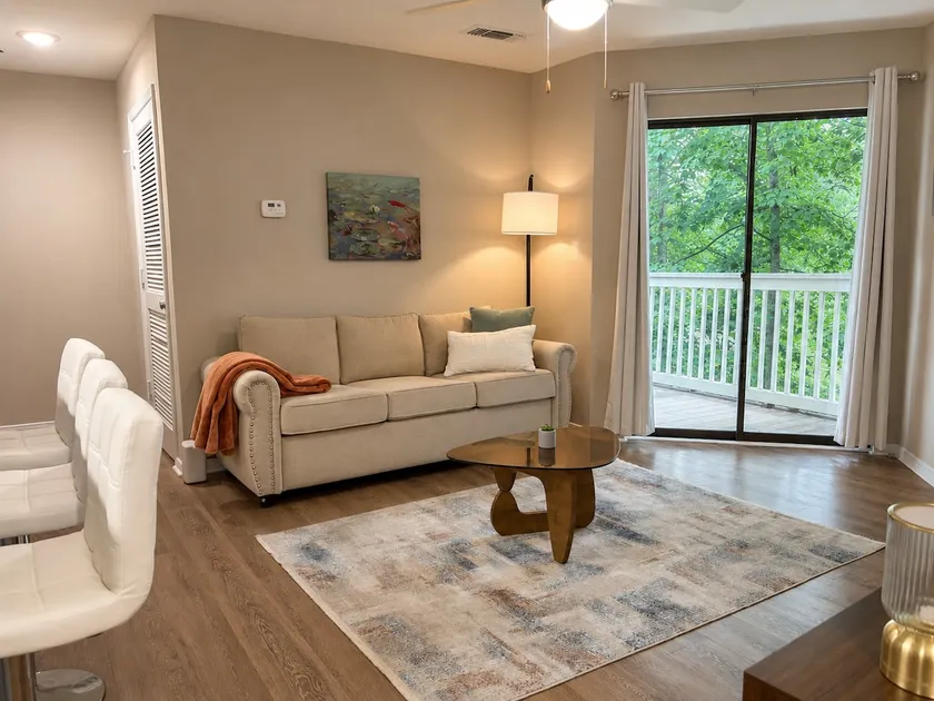 Cozy, Quiet Lakeview Apt w/ Balcony & Pool - Image 1