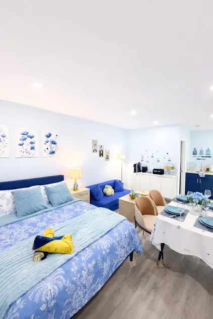 Bright & Chic Blue 1BR | Fast WiFi + Workspace - Image 1
