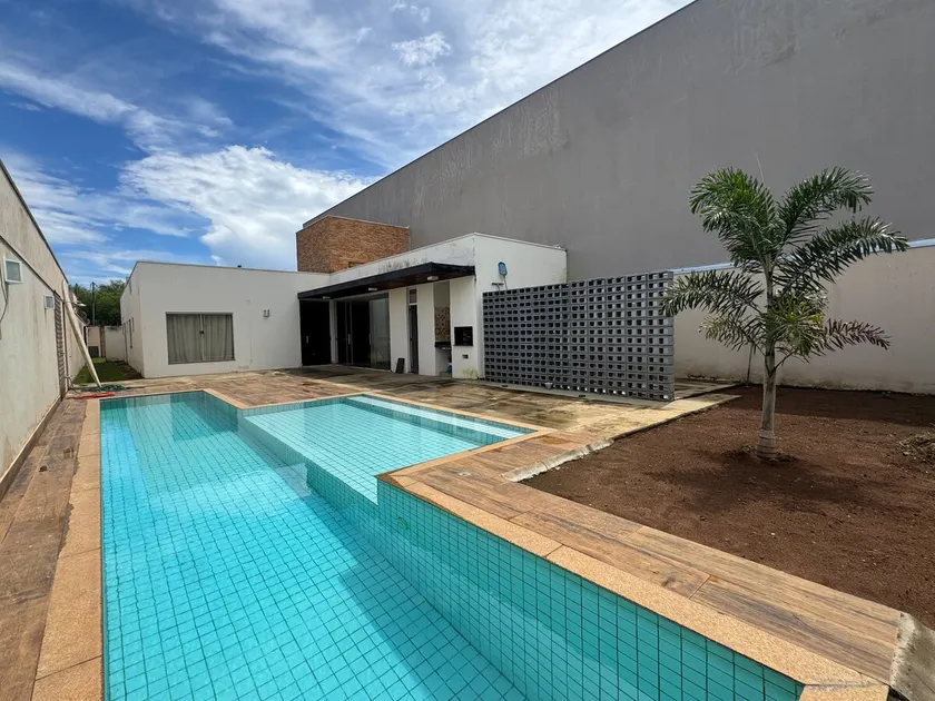 Casa de Alto Padrão com Piscina - Image 1