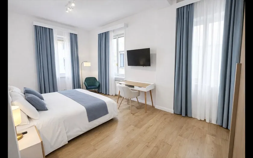 Luxury Apartment in Old Town, Piazza Cavalli, 2 Bedrooms - Image 1