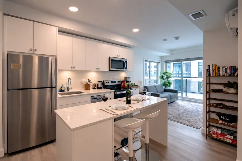 New King Bed Suite Near DT Stampede & UG Parking - Image 1
