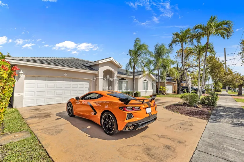 Modern 4BR Home w/ Pool, Fast Wi-Fi & Near Airport - Image 1