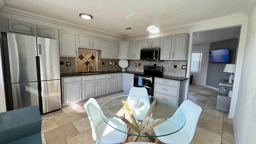 Modern Coastal Oasis - near everything you need! - Image 1