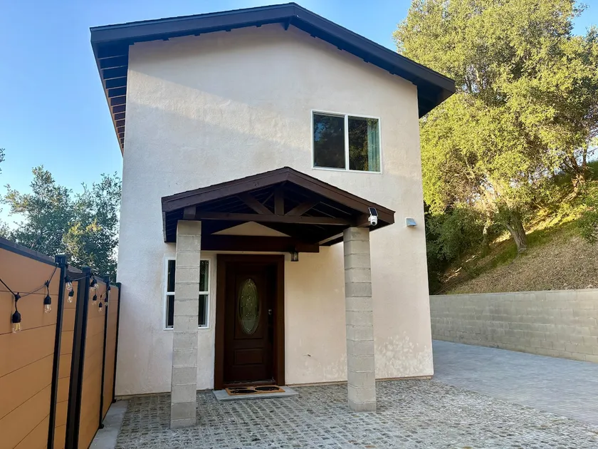 Brand-New 3BR/3BA Hillside Home-18 miles Disney - Image 1