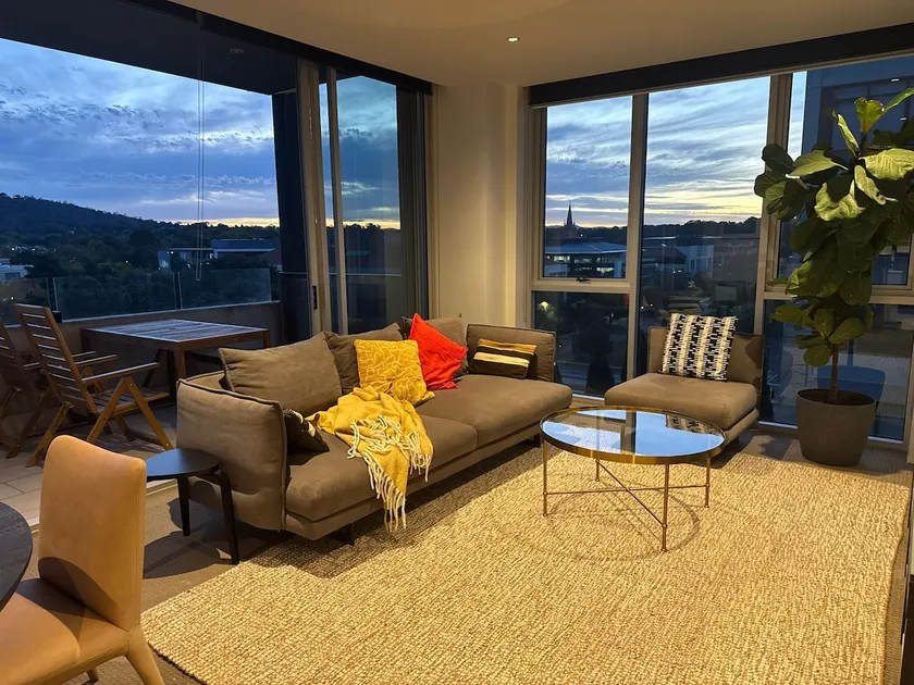 Stylish 1BR Spacious Penthouse Self Check-in, 7 min walk to parliament - Image 1