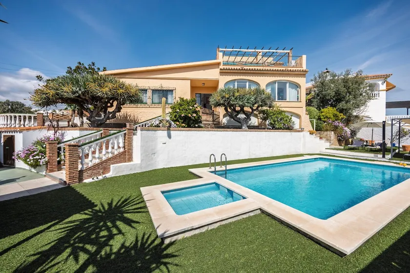 Villa Garden with Pool, Billiard, BBQ & Fireplace - Image 1