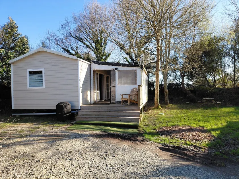 Luxury mobile home on a large, open plot - Image 1