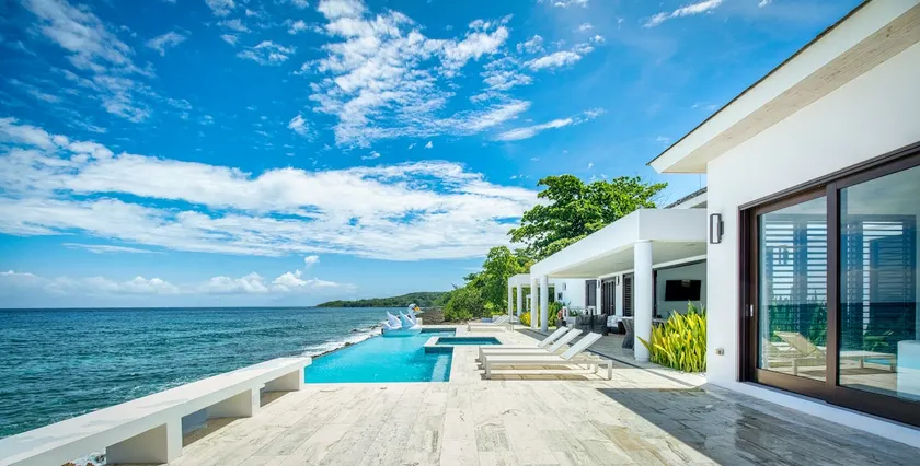 Sparkling Waters of Hanover: Luxury Villa - Image 1