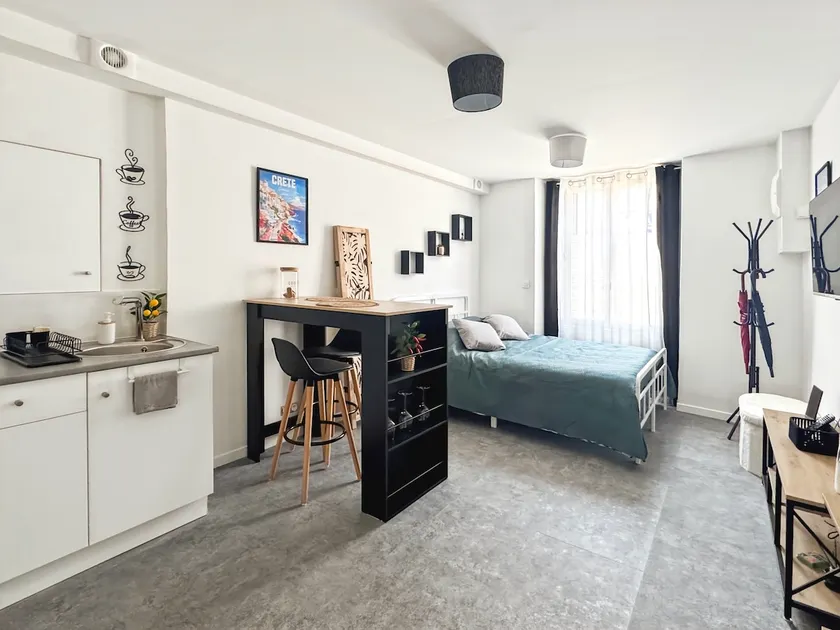 Fully renovated modern haven - Image 1