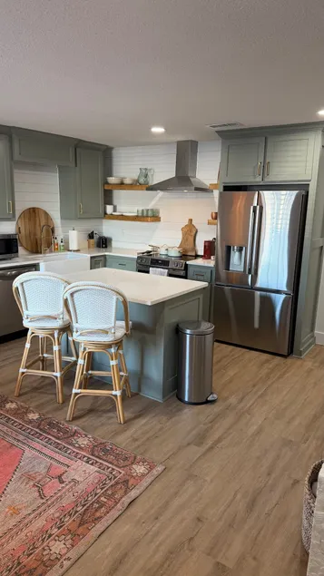 Fully renovated modern apartment - Image 1