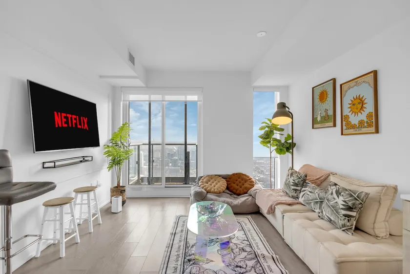 Bright 1BR near Eaton Centre and Toronto Met - Image 1