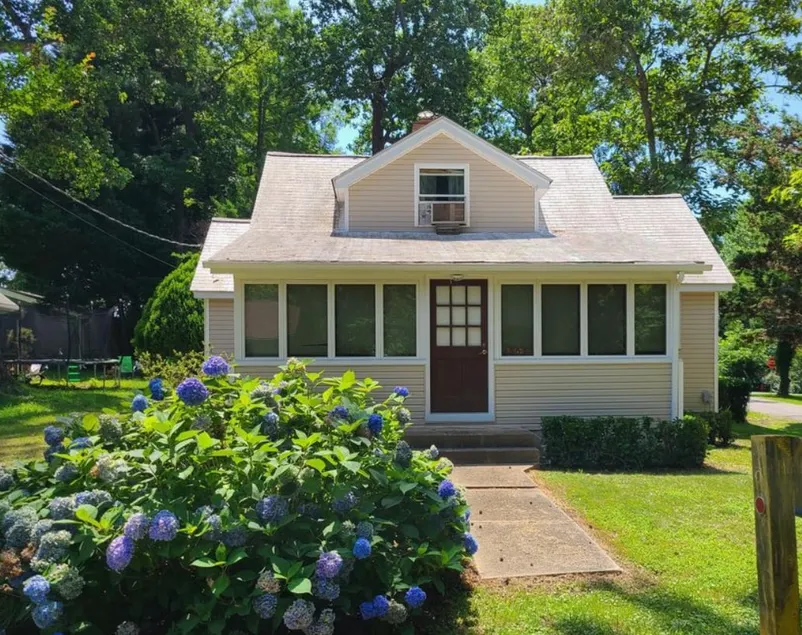 Shewells Cottage at Long Beach - Image 1