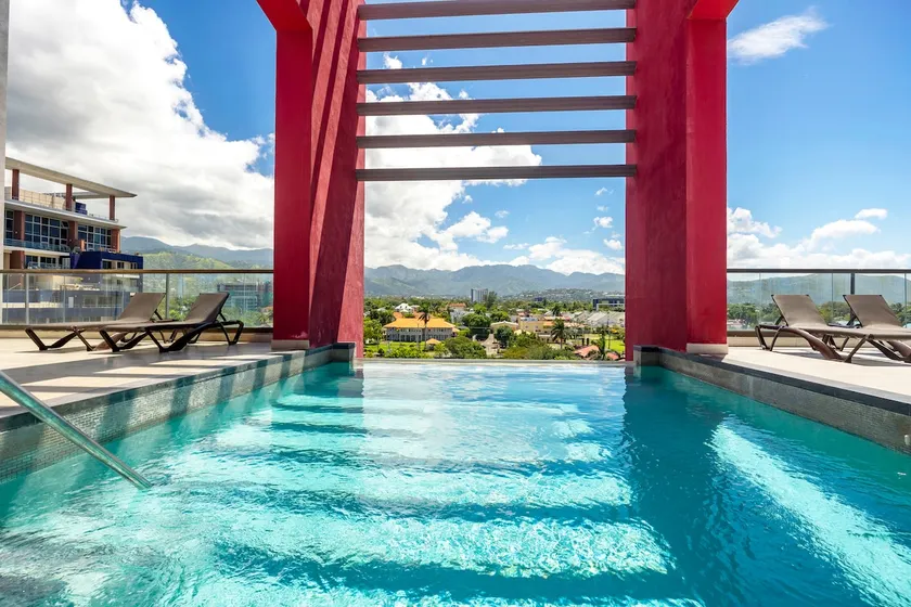 Stylish Condo with Rooftop Pool and Gym - Image 1