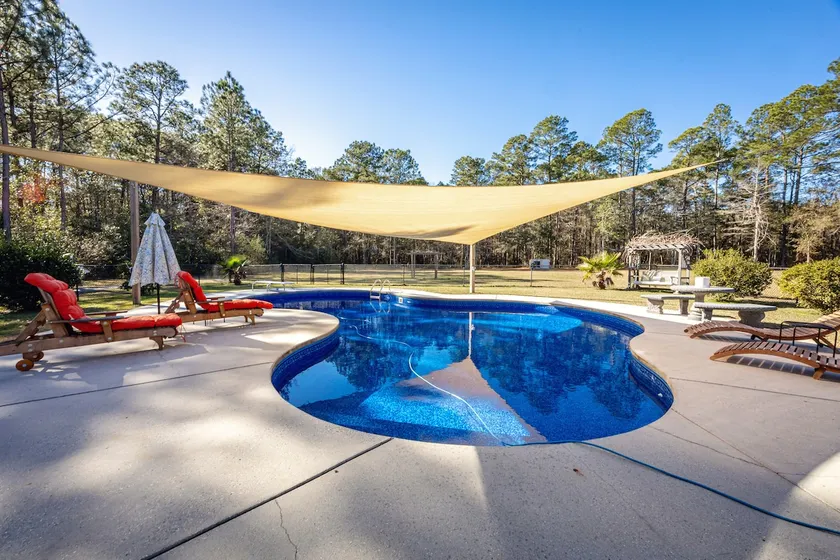 Country Family Fun: Pool, BBQ, FirePit, Large Yard - Image 1