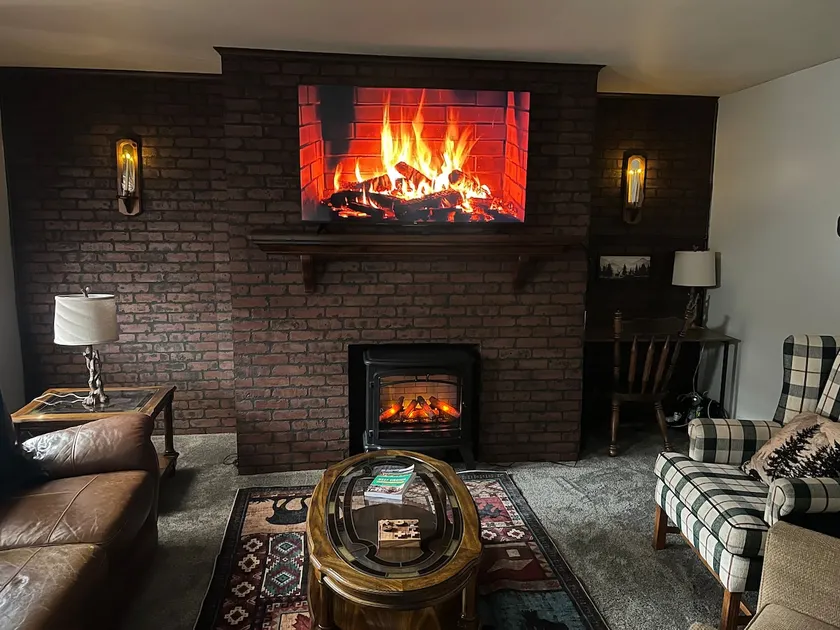 Hidden Cabin Vibes Cozy Fireplace Retreat - Image 1