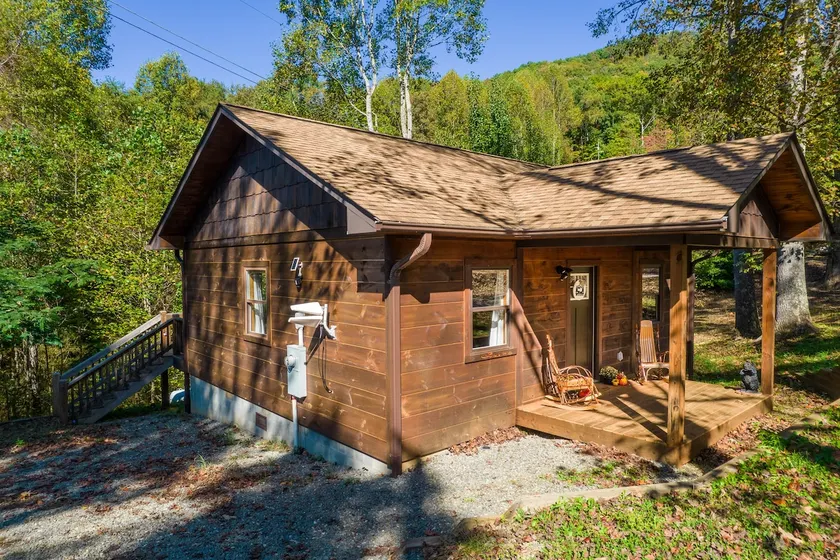 *Newly Owned* Cozy Cabin with Mountain Views - Image 1