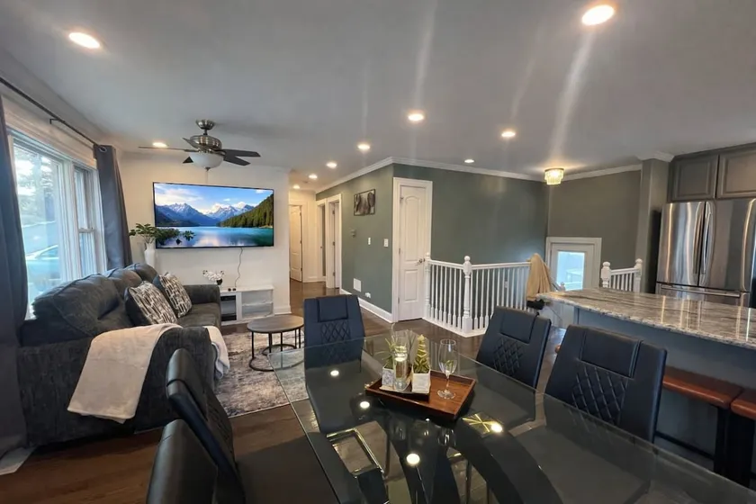 Crystal Lake 4BR | Insurance & Repair Stays - Image 1