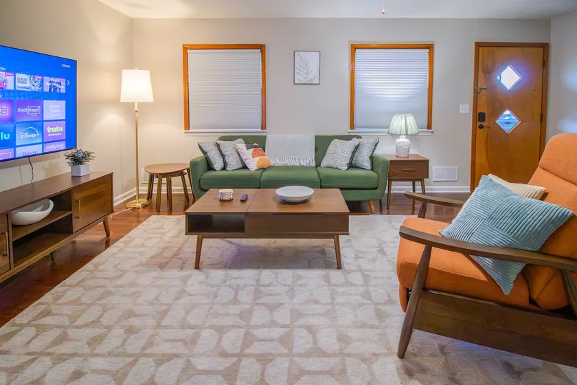 Pet-friendly yard, king suite near Louisville - Image 1