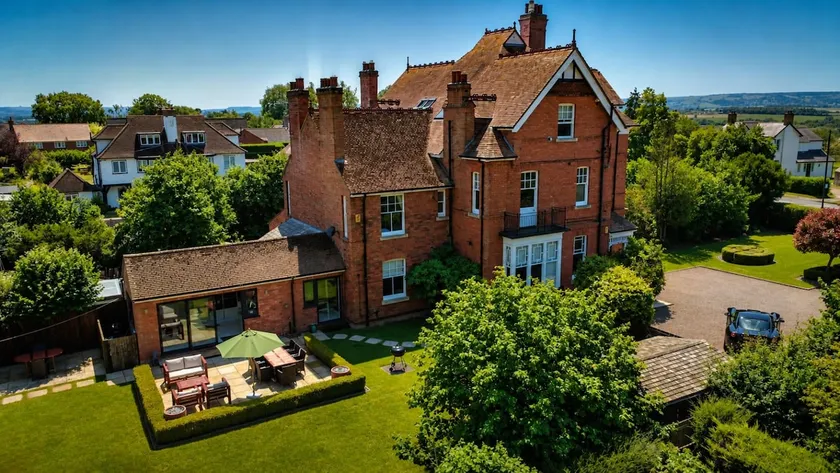 Beautiful 5 Bedroom Home in Evesham - Image 1